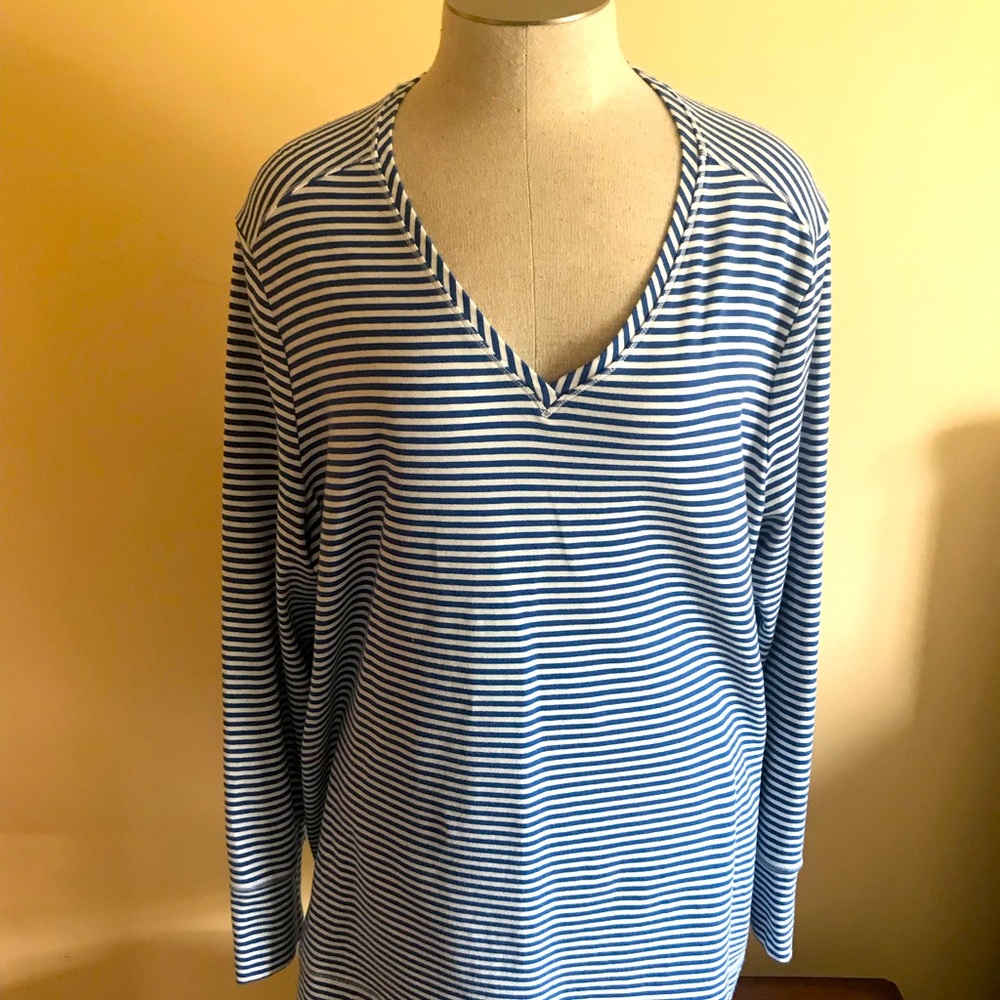 Chico’s Zenergy excellent condition, long sleeve v-neck size 3 Chico’s (XL)